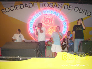 Ensaio na quadra da Sociedade Rosas de Ouro Ensaio na quadra da Sociedade Rosas de Ouro