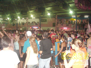 Ensaio na quadra da Sociedade Rosas de Ouro Ensaio na quadra da Sociedade Rosas de Ouro