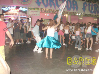 Ensaio na quadra da Sociedade Rosas de Ouro Ensaio na quadra da Sociedade Rosas de Ouro
