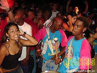 Rosas de Ouro no Armazém da Vila Rosas de Ouro no Armazém da Vila