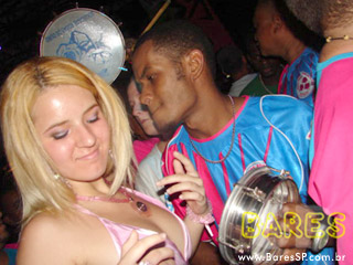 Rosas de Ouro no Armazém da Vila Rosas de Ouro no Armazém da Vila