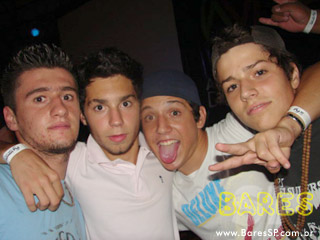 Rosas de Ouro no Armazém da Vila Rosas de Ouro no Armazém da Vila