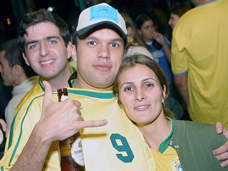 Torcida Amarula - Jogo Brasil x França no Chácara Santa Cecília Torcida Amarula - Jogo Brasil x França no Chácara Santa Cecília