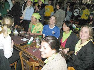 Torcida Amarula - Jogo Brasil x Gana no Chácara Santa Cecília Torcida Amarula - Jogo Brasil x Gana no Chácara Santa Cecília