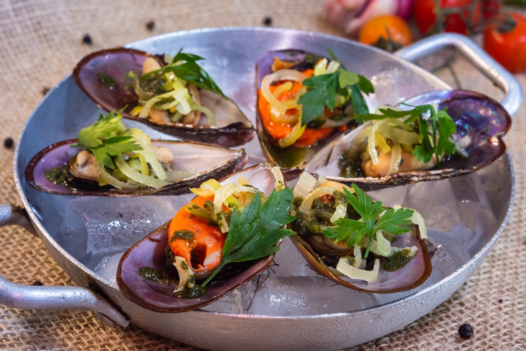 mariscos de floripa com alho-poró ao vinagrete e azeite de rúcula