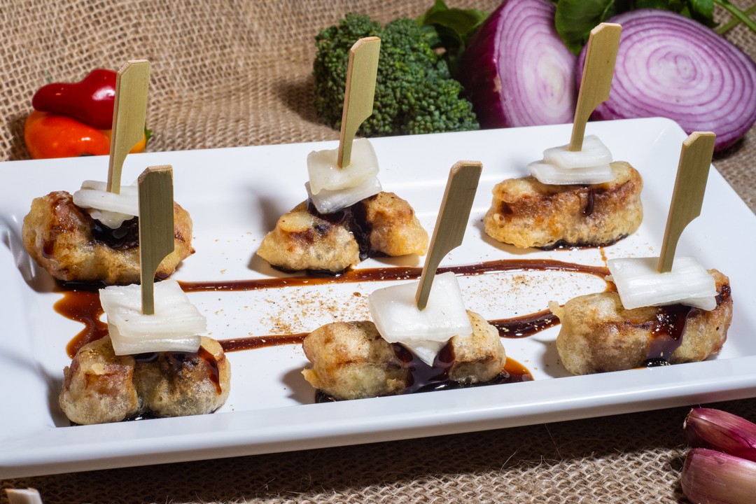 snack de tempurá de enguia com picles de acelga