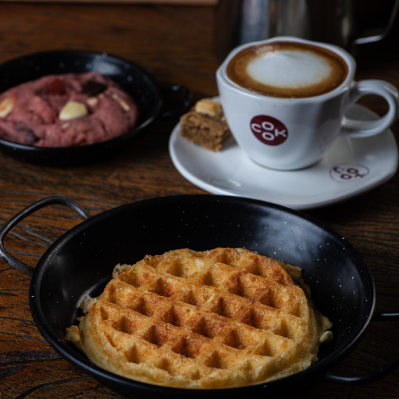 Coffee Week 01 Macchiato + 01 Cookie Tradicional + 01 Waffle de Queijo