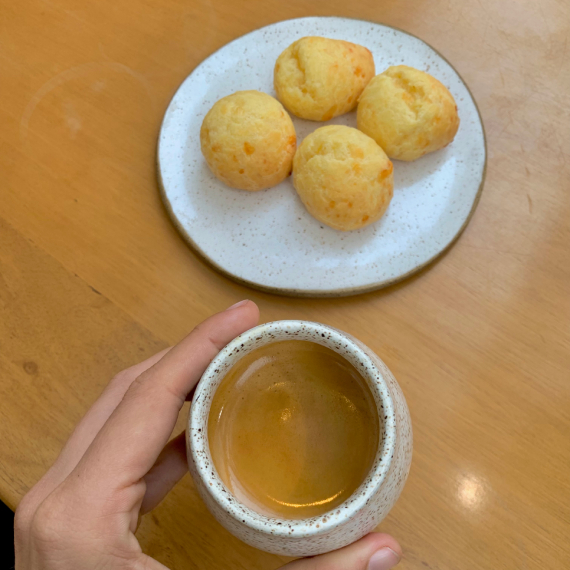 01 Café Espresso, de 30ml + 01  Pão de Queijo da casa