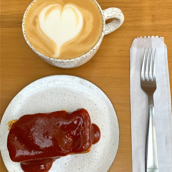 01 Cappuccino com leite vegetal + 01 fatia de Bolo de Milho com calda de goiabada