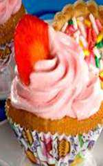 Cupcake de morango com marshmallow BaresSP Cupcake Adria de morango com marshmallow.jpg