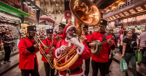 Decoração de Natal com Banda do Papai Noel no Mercadão